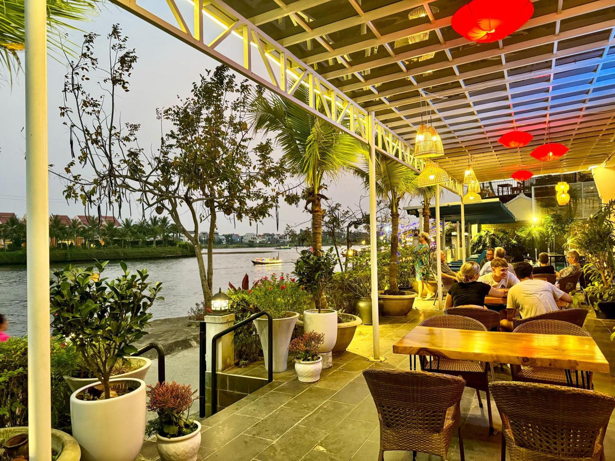 Khách sạn Riverside White House 3*