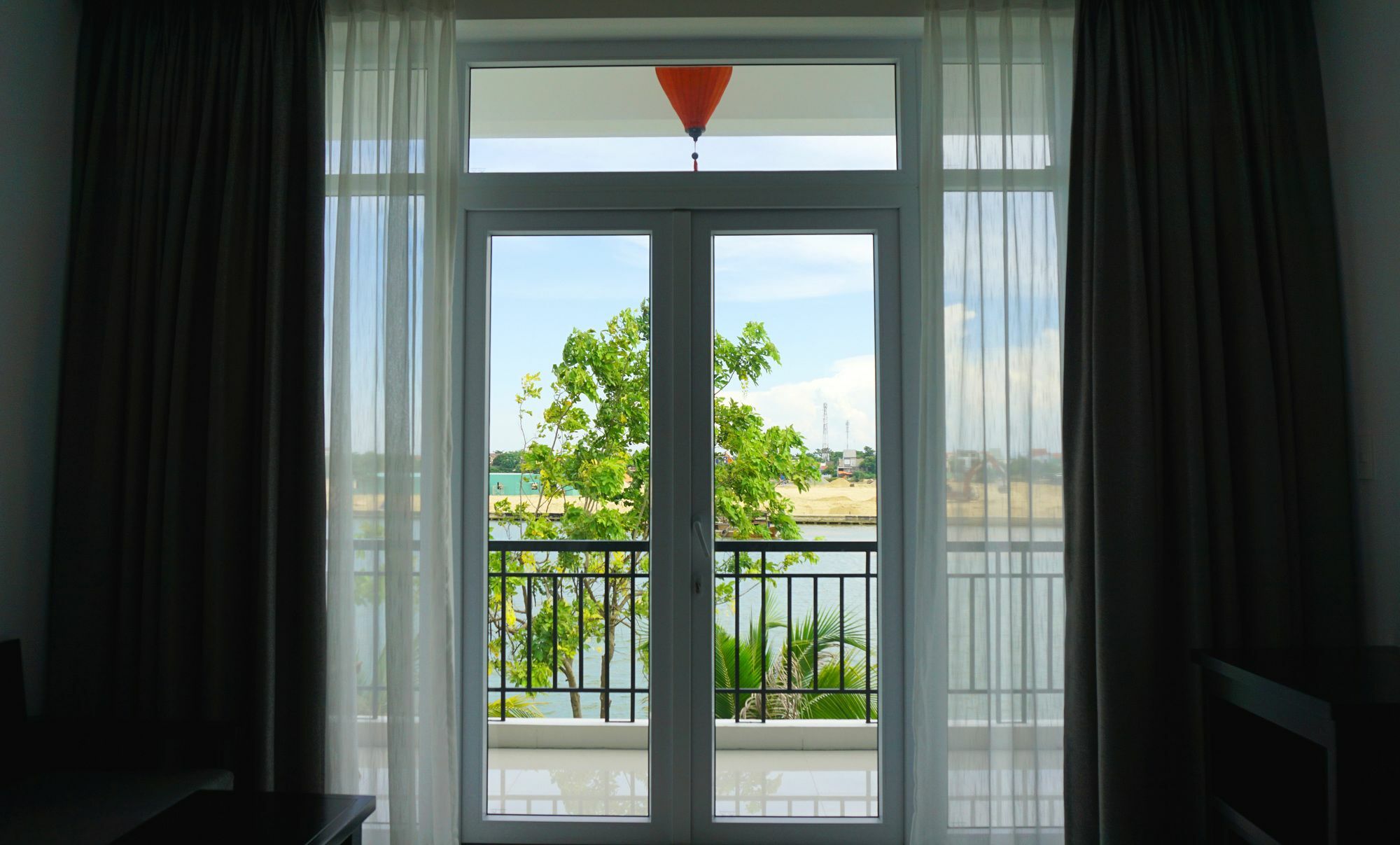 Riverside White House Khách sạn 3*