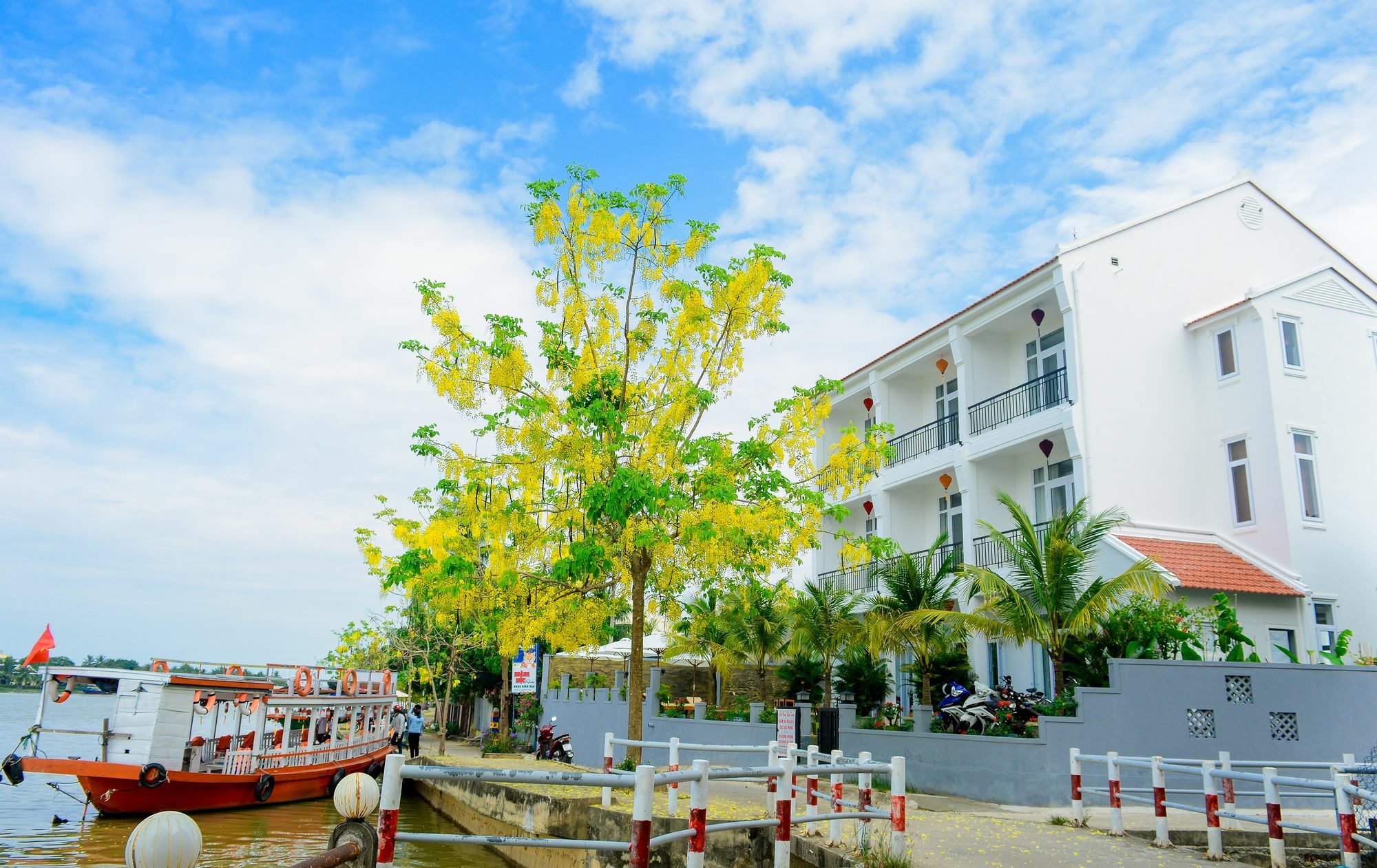 Riverside White House Boutique Hotel 3*